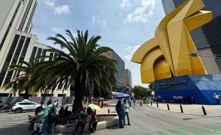 CNTE mantiene bloqueos en Paseo de la Reforma en el día 16 de su huelga nacional