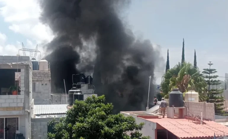 Explosión e incendio consumen vivienda en Geovillas del Sur, Puebla