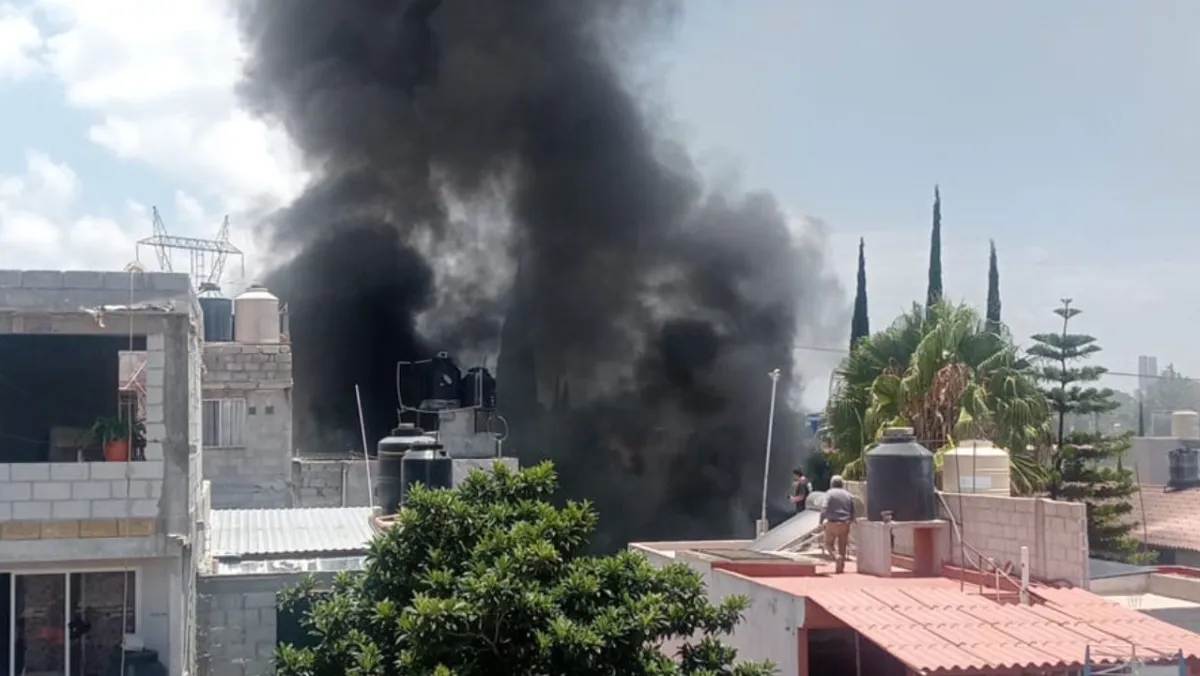 Explosión e incendio consumen vivienda en Geovillas del Sur, Puebla