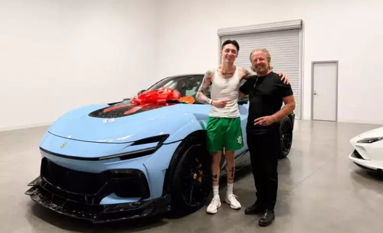 Peso Pluma se autorregala un Ferrari de lujo tras su ruptura con Kenia Os