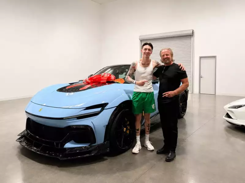 Peso Pluma se autorregala un Ferrari de lujo tras su ruptura con Kenia Os