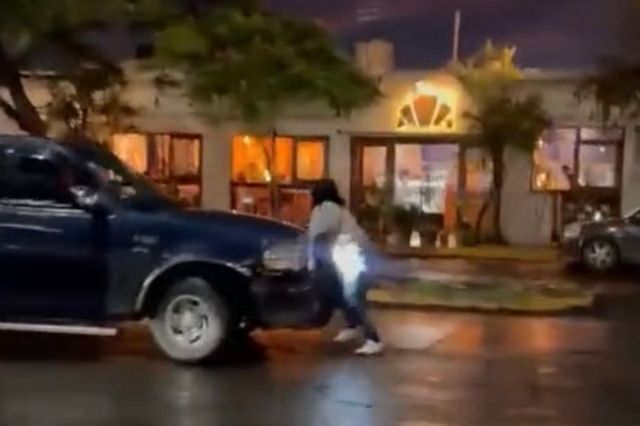 Conductor de camioneta atropella a mujer al huir de accidente en Tehuacán