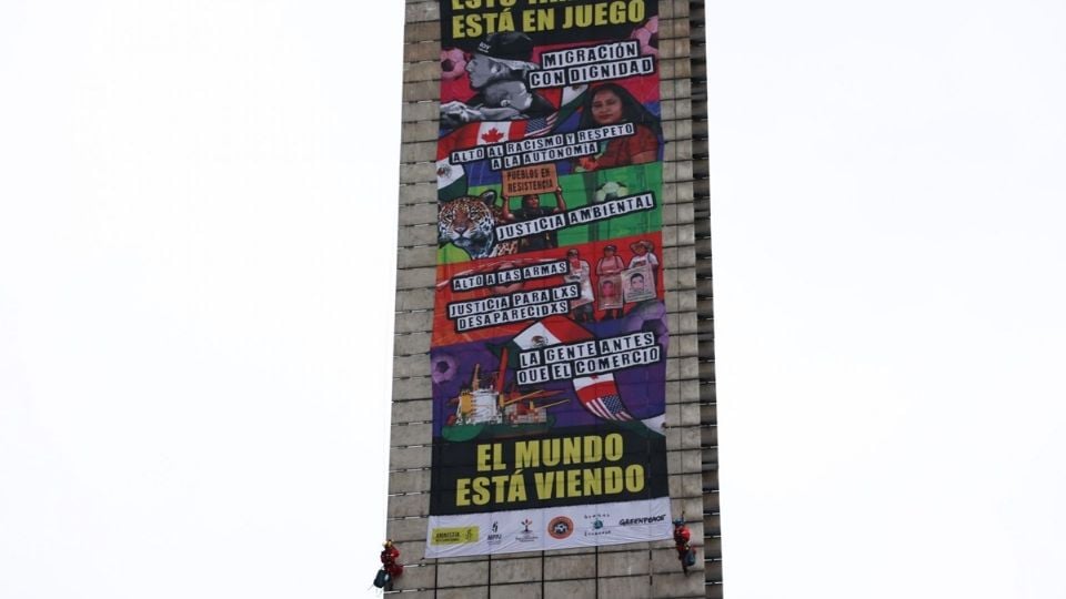 Protestas en la Estela de Luz antes del Mundial: Amnistía Internacional y Greenpeace exigen justicia social y ambiental