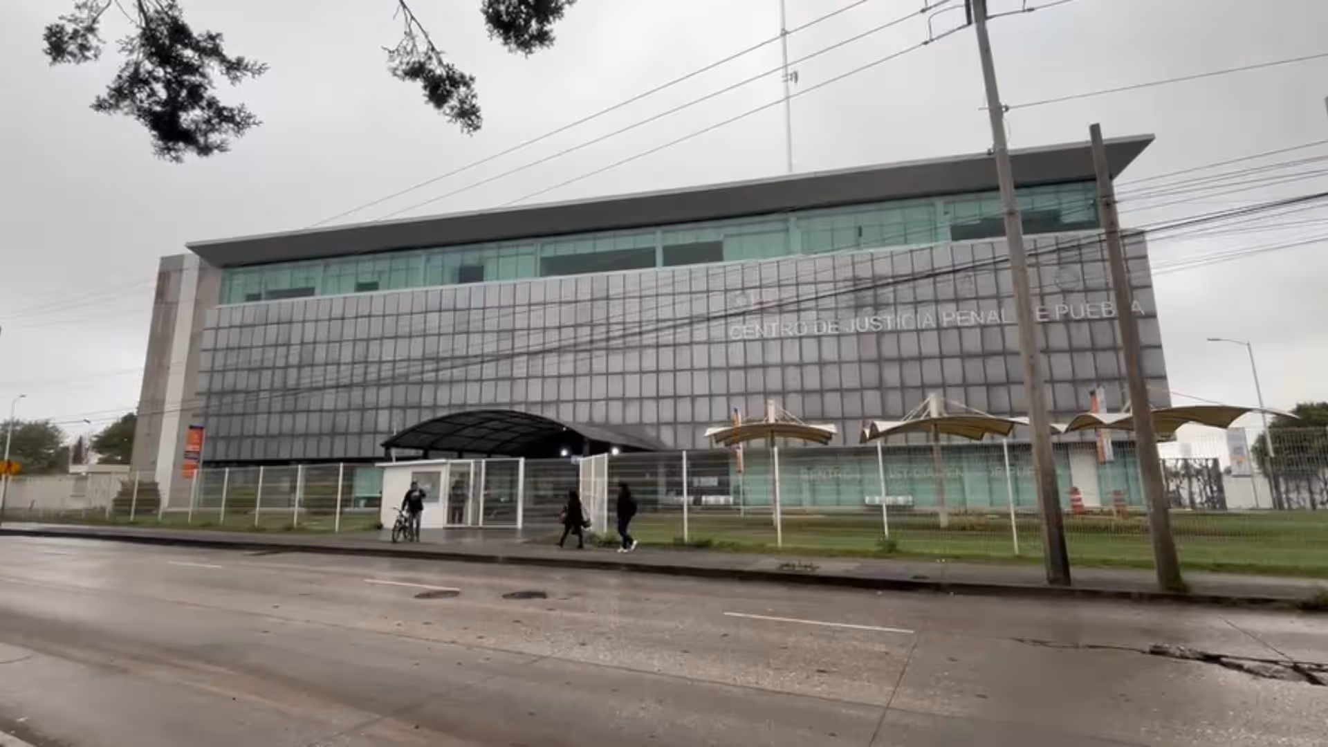 Escapa peligroso secuestrador en Puebla durante traslado; detienen a dos policías custodios