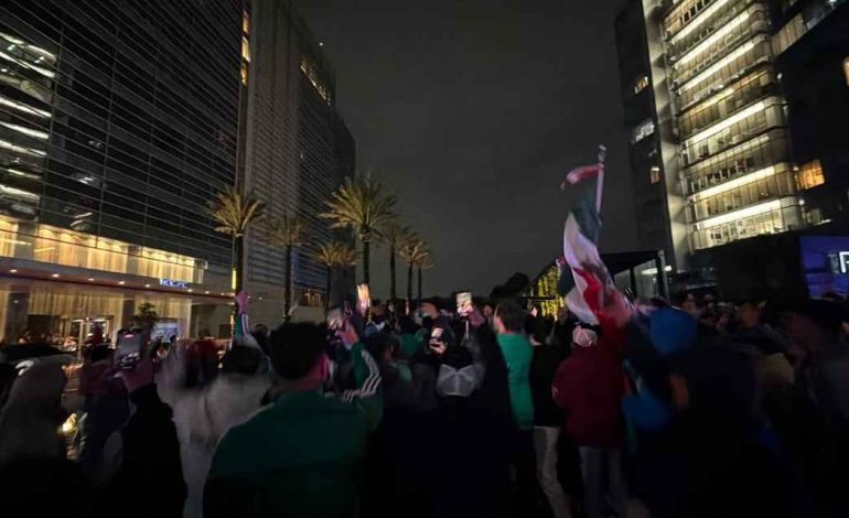 Aficionados mexicanos mantienen vigilia ruidosa frente a hotel de Ecuador antes del partido en Ciudad de México