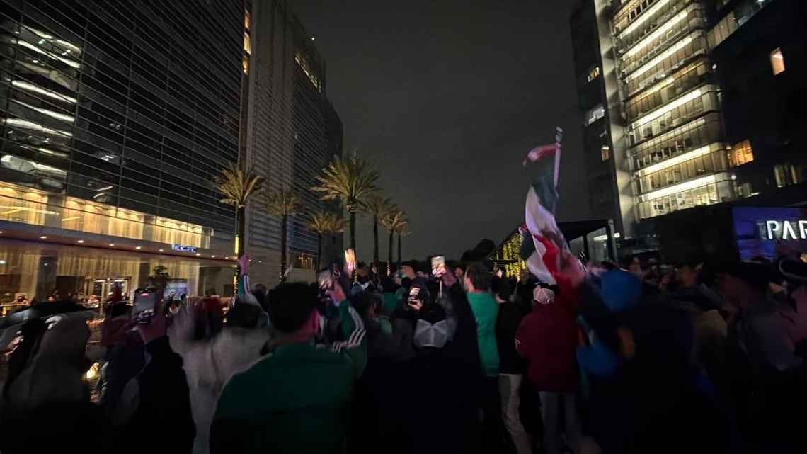 Aficionados mexicanos mantienen vigilia ruidosa frente a hotel de Ecuador antes del partido en Ciudad de México