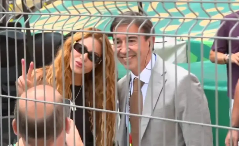 Periodista interrumpe transmisión en vivo para tomarse una selfie con Shakira en el Estadio Azteca