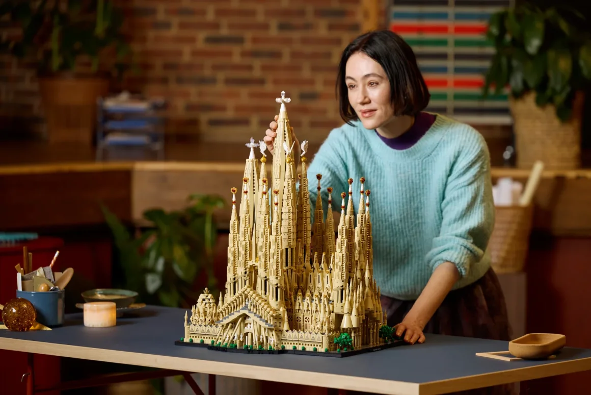 Lego lanza su set más grande: la Sagrada Familia en 12,060 piezas
