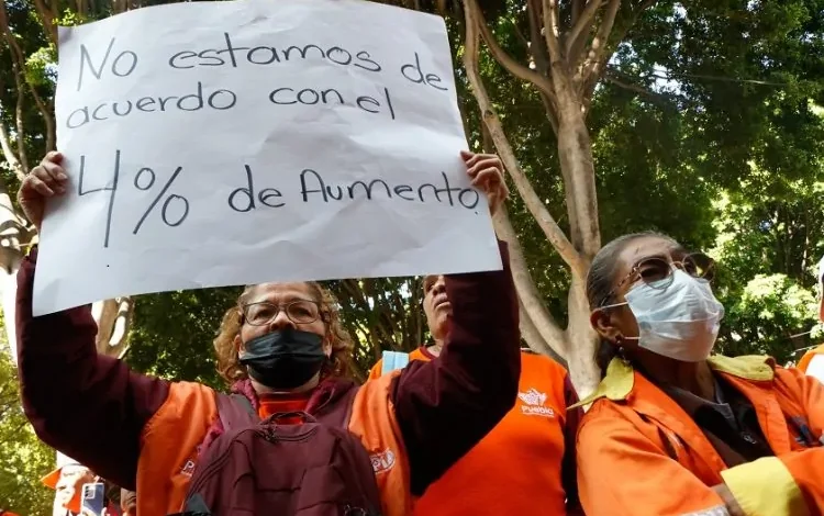 Protesta de trabajadores de limpia en Puebla exige destitución de líder sindical