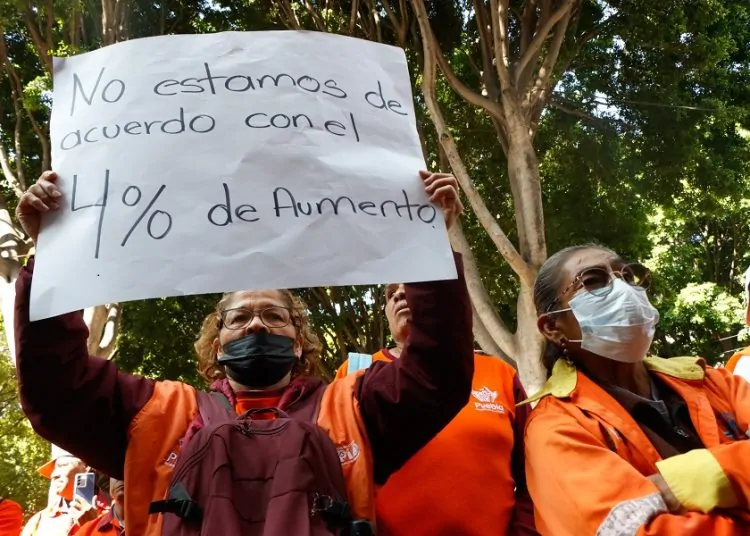 Protesta de trabajadores de limpia en Puebla exige destitución de líder sindical