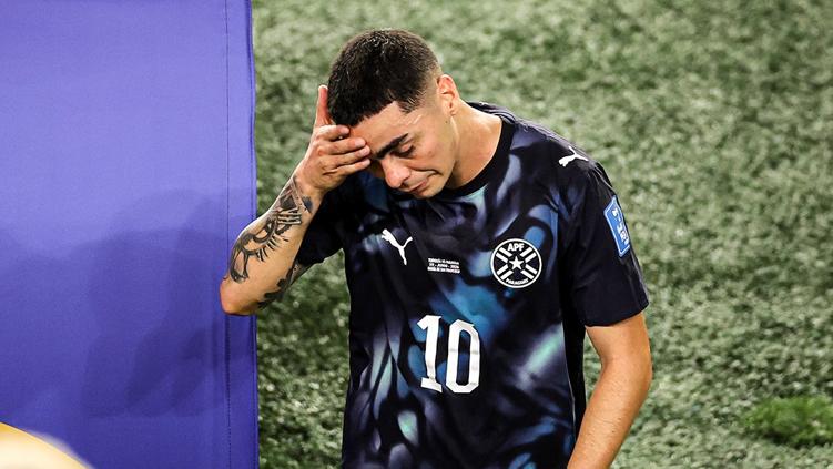 Histórico: expulsan a jugador de Paraguay en el Mundial 2026 por taparse la boca durante un altercado