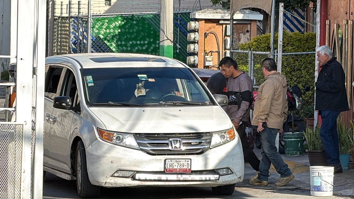 Hombre armado mantiene como rehenes a seis familiares en Tecámac y se entrega tras más de 20 horas de tensión