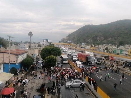 Detención de dos profesores en escuela Celestino Freinet desata enfrentamiento y bloqueo en la México-Puebla
