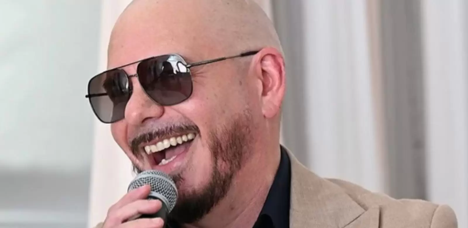 Pitbull establece récord Guinness con más de 22 mil calvas postizas en Londres