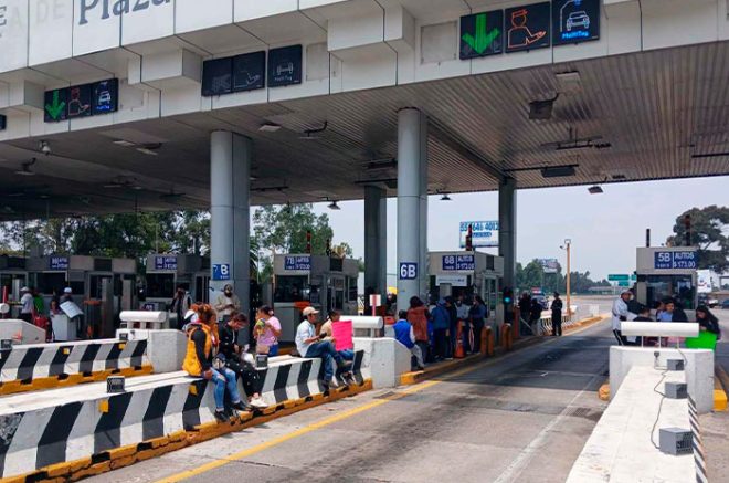 Padres y docentes liberan peaje en caseta de San Marcos para exigir liberación de profesores detenidos