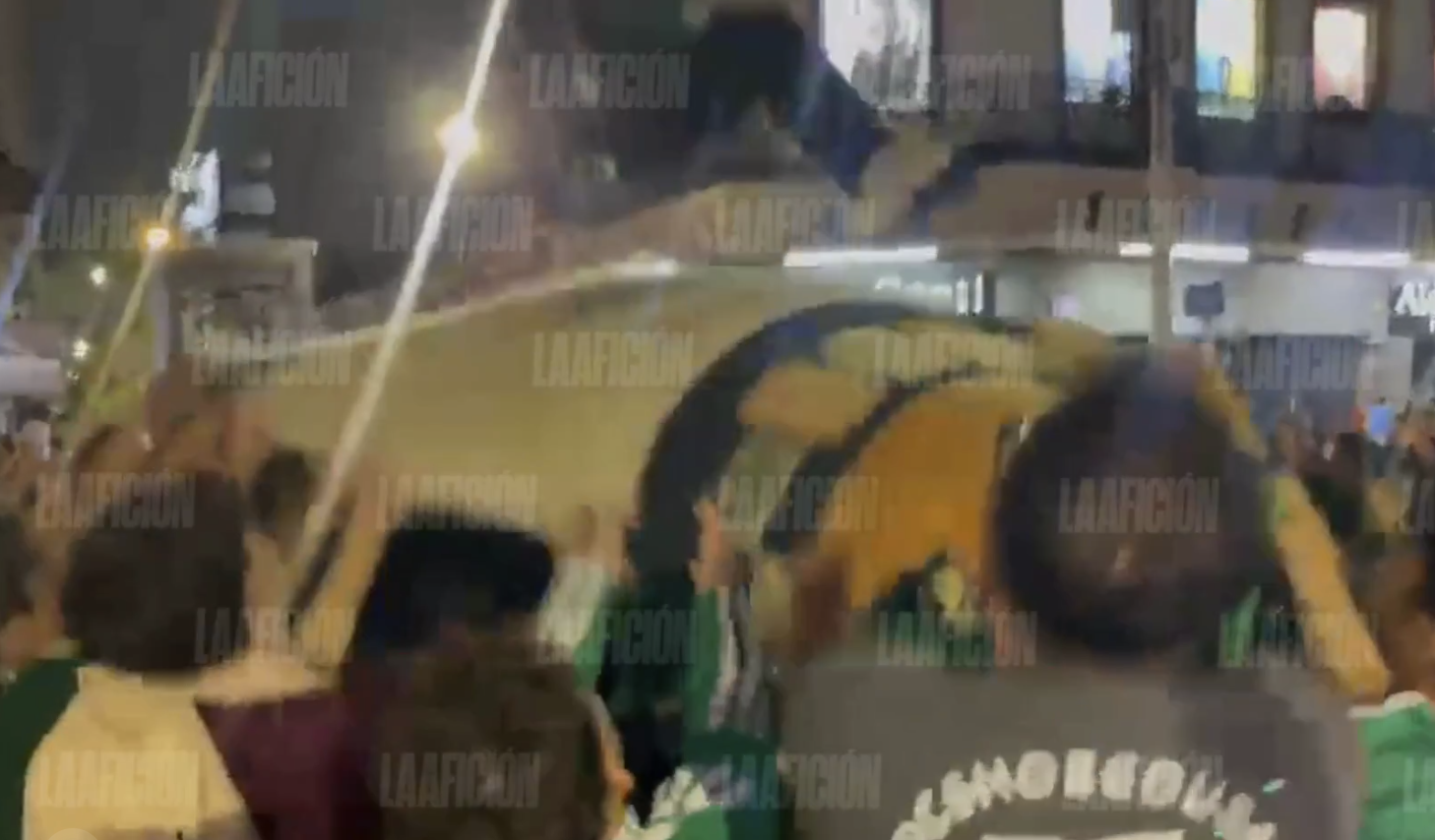 Joven cae al pavimento durante festejos por triunfo de México en Guadalajara
