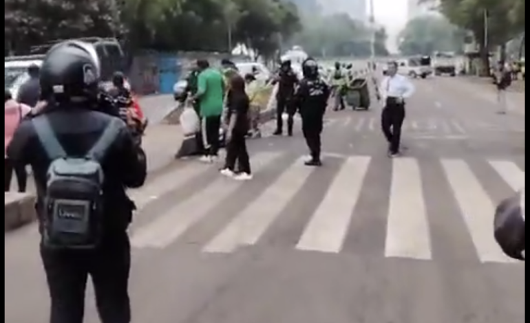 Desalojan a aficionados que seguían celebrando en Reforma tras triunfo de México en el Mundial
