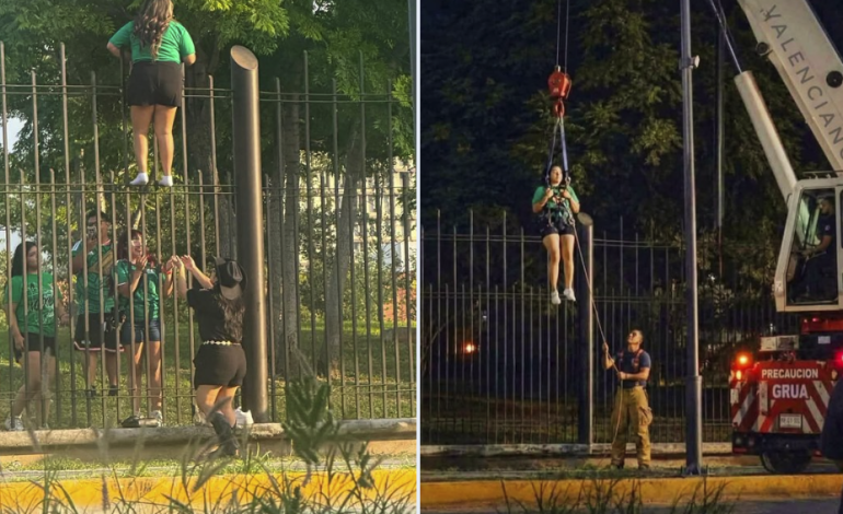 Rescatan con grúa a joven tras intentar ingresar ilegalmente al Fan Fest de Monterrey