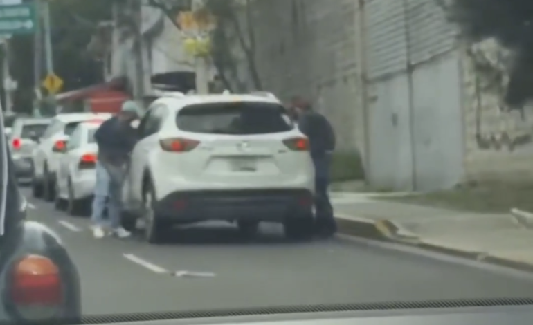Comando armado asalta a automovilista en plena hora pico en Puebla
