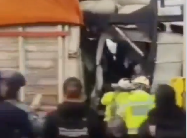 Aparatoso choque en la México–Puebla deja a conductor prensado tras impacto entre nodriza y tractocamión