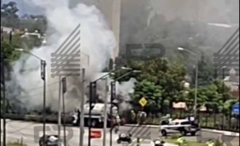 Incendio de pipa de agua afecta circulación en Periférico Ecológico, San Pedro Cholula