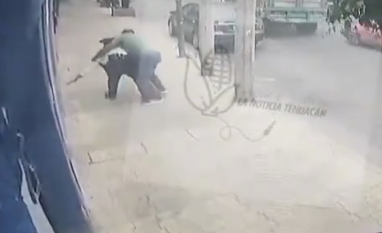 Conductor forcejea con agente de Tránsito en Tehuacán durante infracción vial