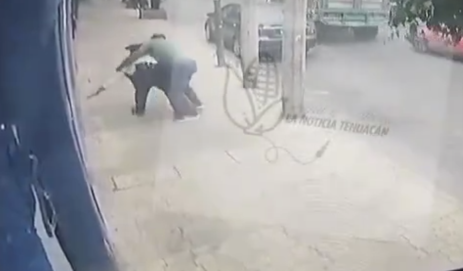 Conductor forcejea con agente de Tránsito en Tehuacán durante infracción vial