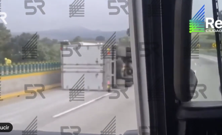 Volcadura de tráiler afecta circulación en la autopista México-Puebla rumbo a la Ciudad de México