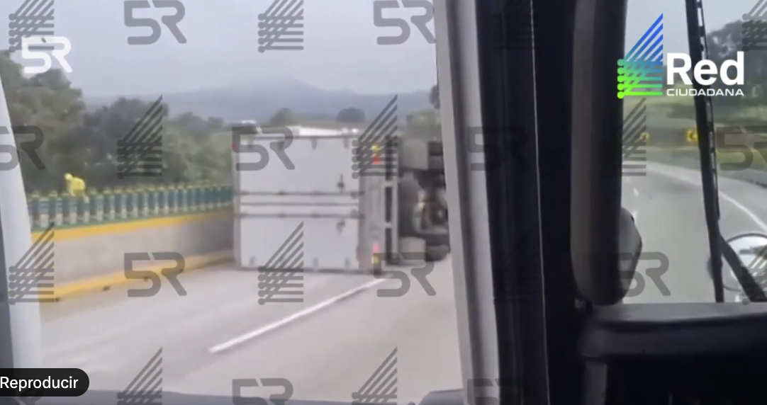 Volcadura de tráiler afecta circulación en la autopista México-Puebla rumbo a la Ciudad de México