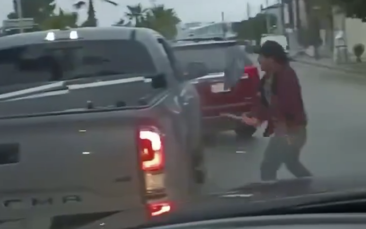 Con hacha y martillo se enfrentan automovilistas en Garita de Otay, Tijuana