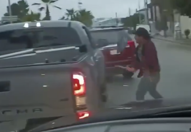 Con hacha y martillo se enfrentan automovilistas en Garita de Otay, Tijuana