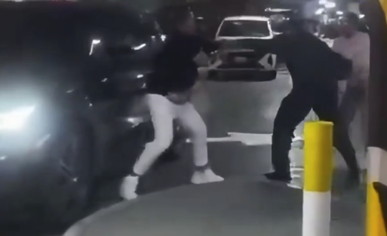 Choque en estacionamiento de Angelópolis termina en pelea campal