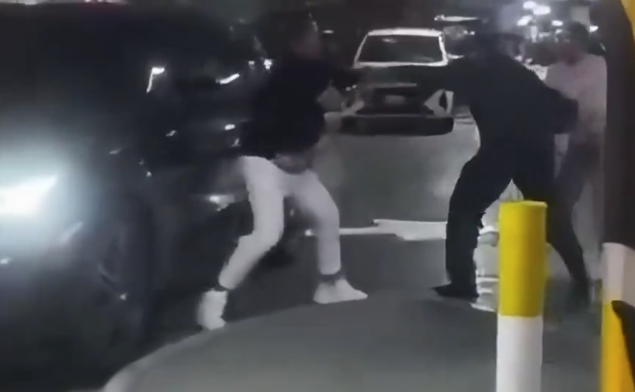 Choque en estacionamiento de Angelópolis termina en pelea campal