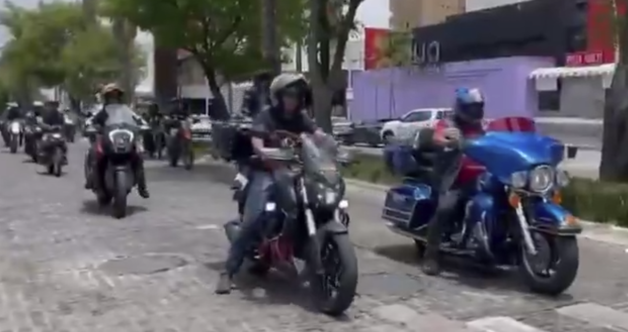 Motociclistas protestan en Puebla contra la implementación del engomado de la Ley Casco