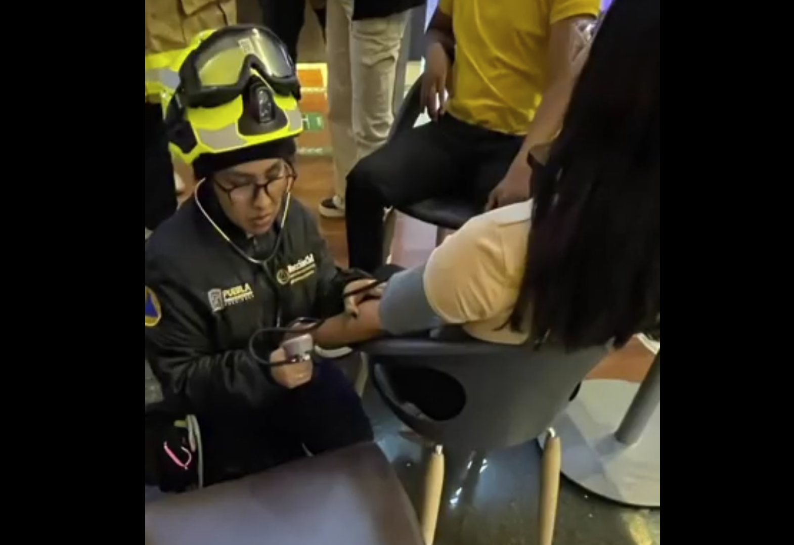 Cae plafón sobre mujer embarazada en Cinépolis Angelópolis; denuncian falta de desalojo tras incidente