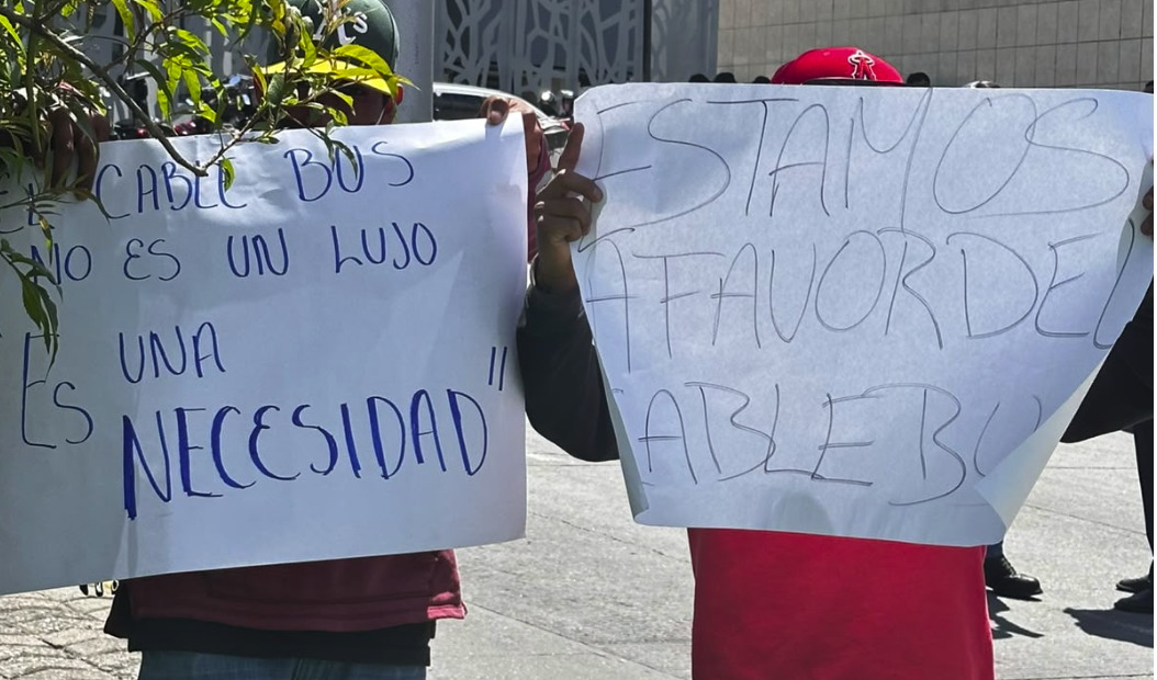 Vecinos del norte de Puebla respaldan el Cablebús frente al Congreso previo a la comparecencia de García Parra