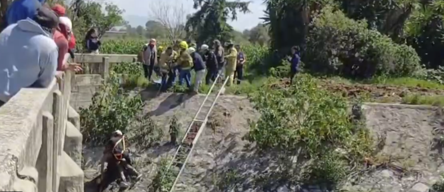 Trágico hallazgo en Tecali: localizan sin vida a motociclista que cayó al Canal de Valsequillo