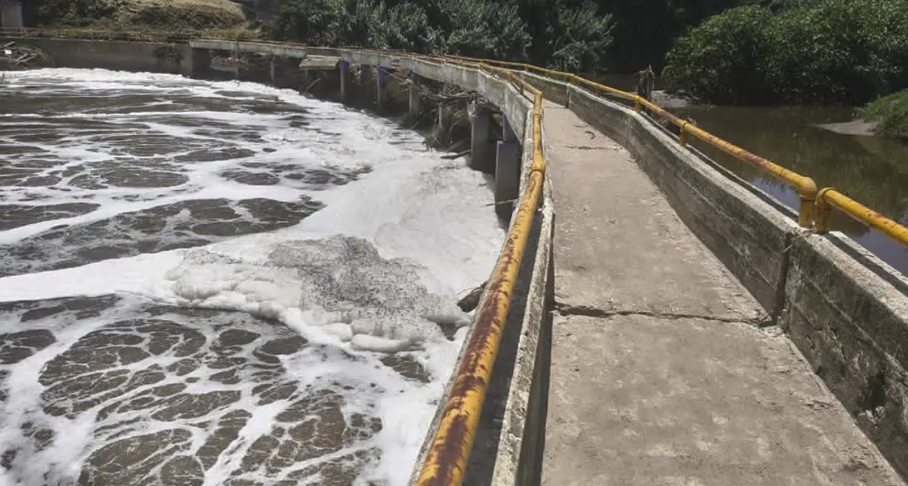 Alarma por espuma tóxica en el río Atoyac; Agua de Puebla niega responsabilidad y apunta a descargas clandestinas