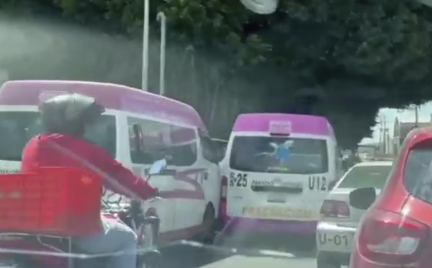 Choque entre dos unidades de la misma ruta evidencia problemas en el transporte público de Puebla