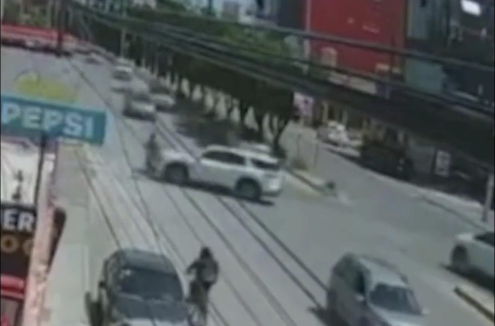 Conductor arrolla a motociclista y huye en Calzada Zavaleta