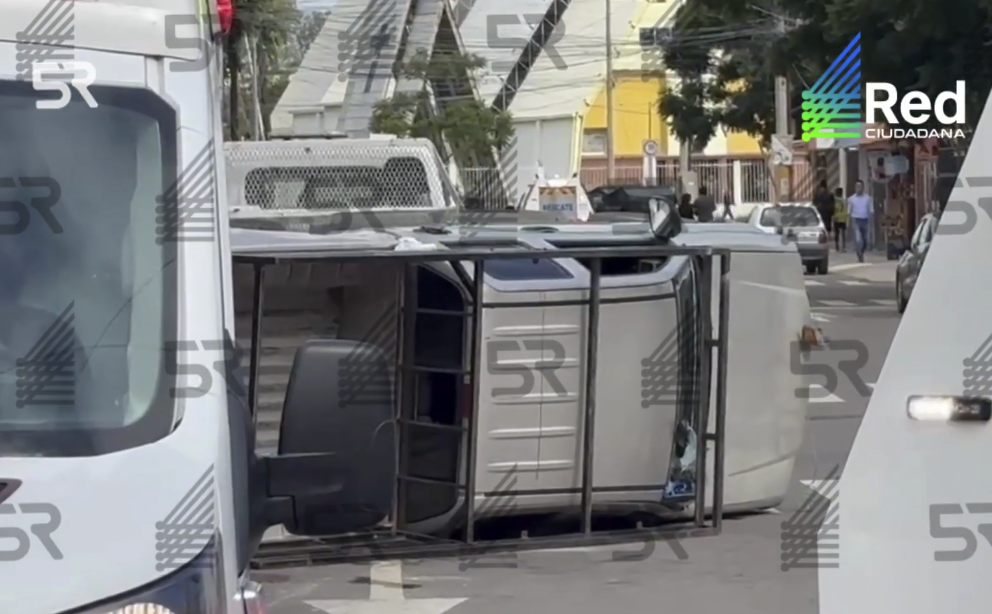 Aparatoso choque en Loma Bella deja cuatro lesionados y una camioneta volcada