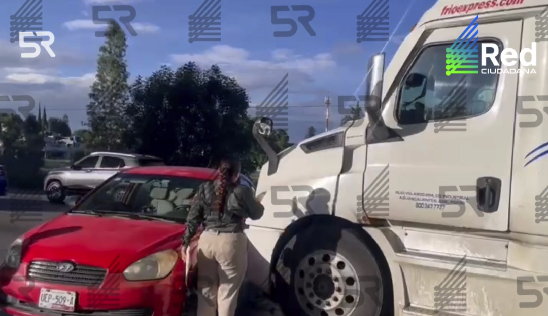 Choque entre tráiler y automóvil provoca congestionamiento en la México-Puebla a la altura de La María