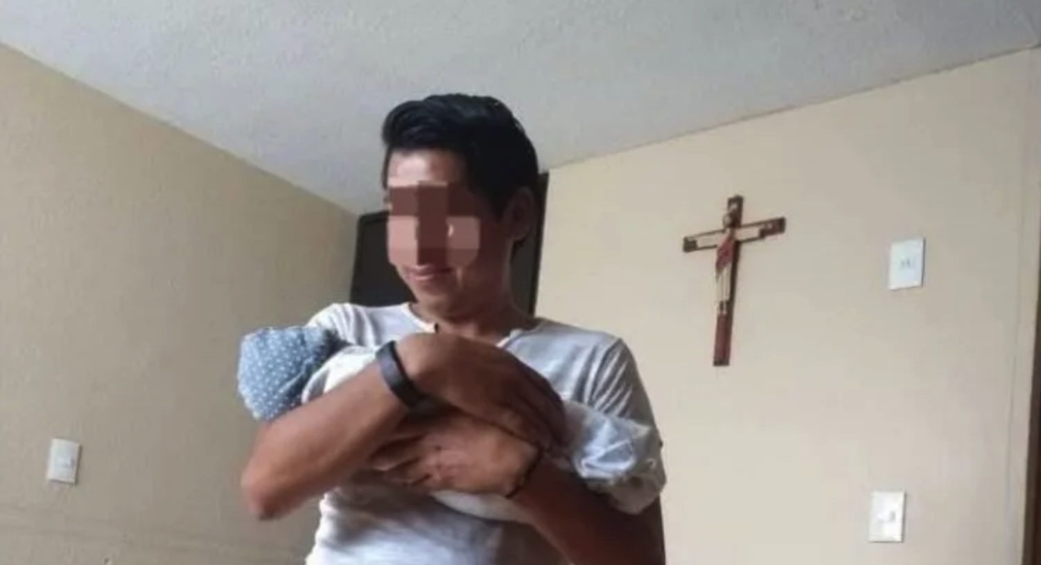 Padre despide a su hija fallecida tras presunta negligencia médica en clínica de Cholula