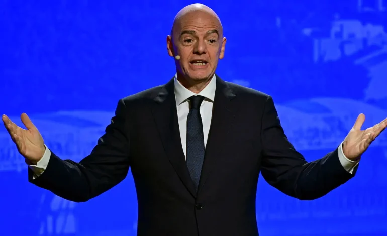 Infantino defiende la independencia de los órganos disciplinarios de la FIFA tras polémica por Balogun