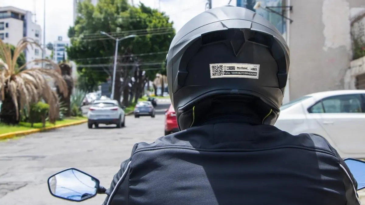 Falla técnica suspende entrega de hologramas para motociclistas en Puebla durante primer día de la Ley Casco
