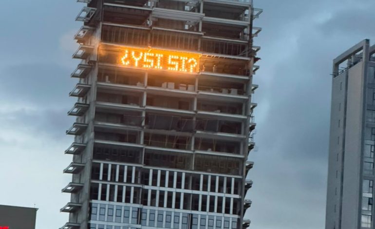 “Y si sí”: edificio Valda se suma a la fiebre mundialista e ilumina su fachada para apoyar a México