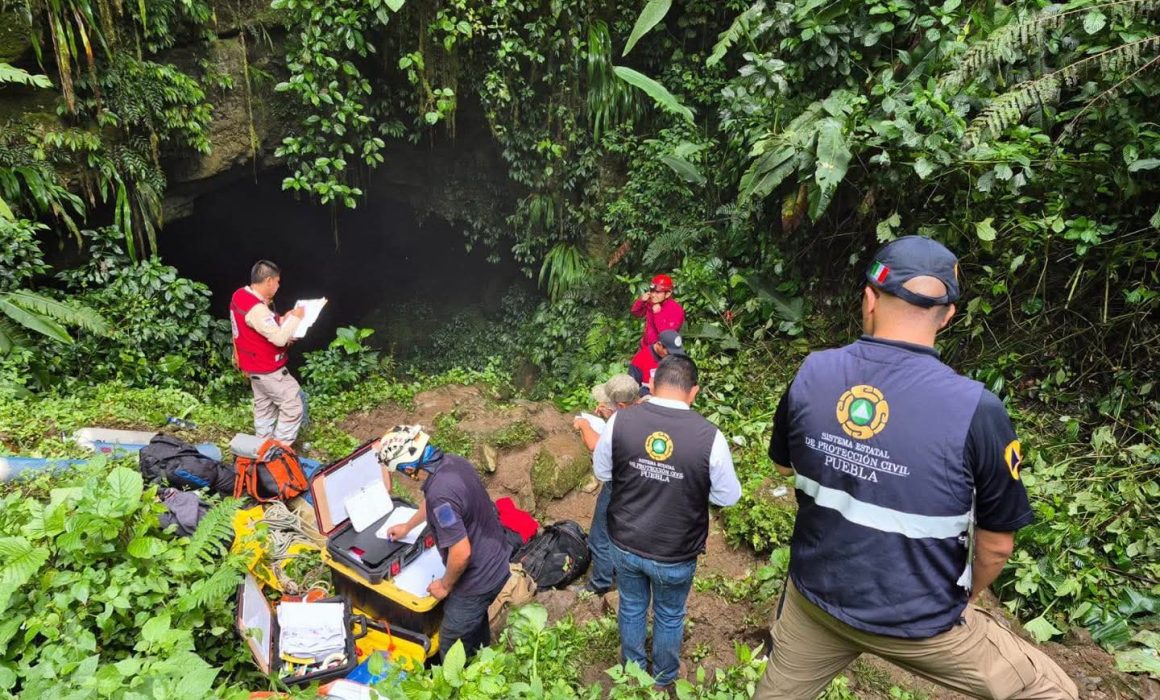 Familiares de desaparecidos en gruta de Cuetzalan exigen continuar extracción de cuerpos