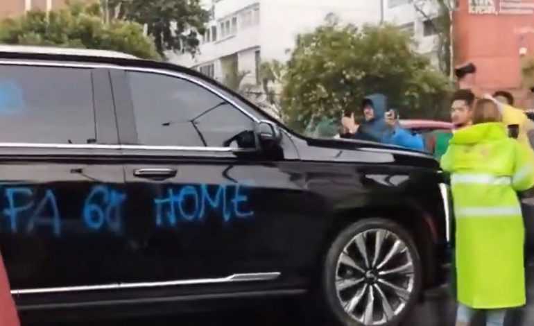 Cuauhtémoc Blanco es increpado y vandalizan su camioneta durante protesta en Ciudad de México