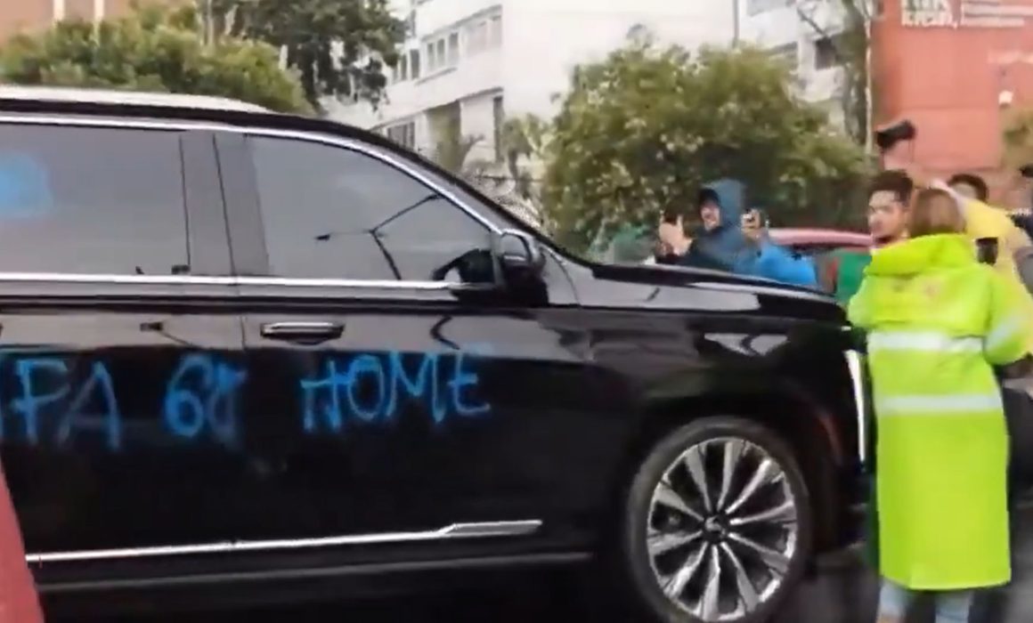 Cuauhtémoc Blanco es increpado y vandalizan su camioneta durante protesta en Ciudad de México