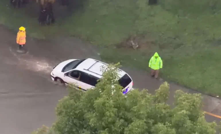 Inundaciones cierran calzada Zavaleta en Puebla; vehículos quedan varados